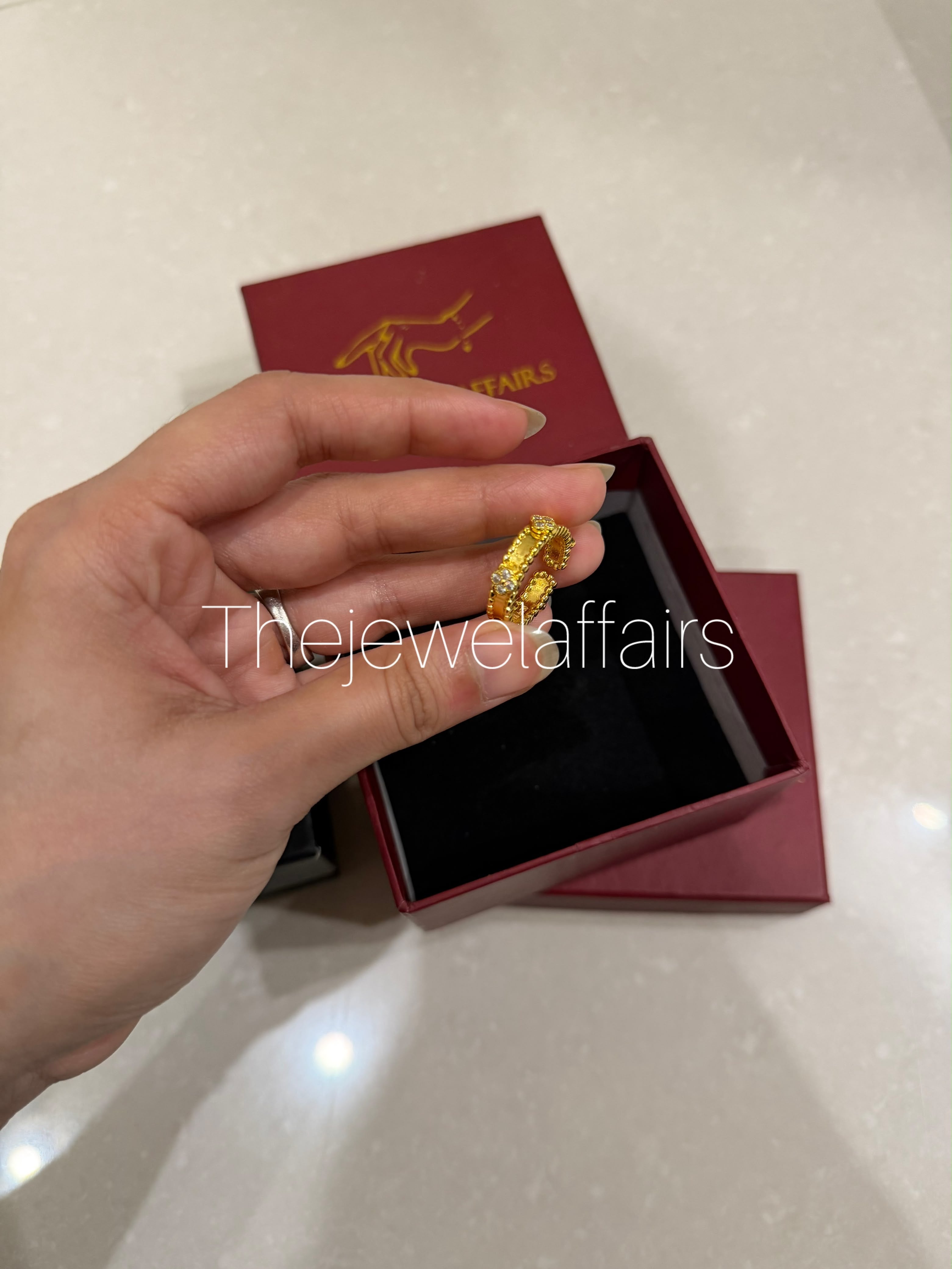 V@ncleef & Arpe!s Perlée diamonds pavé ring,
