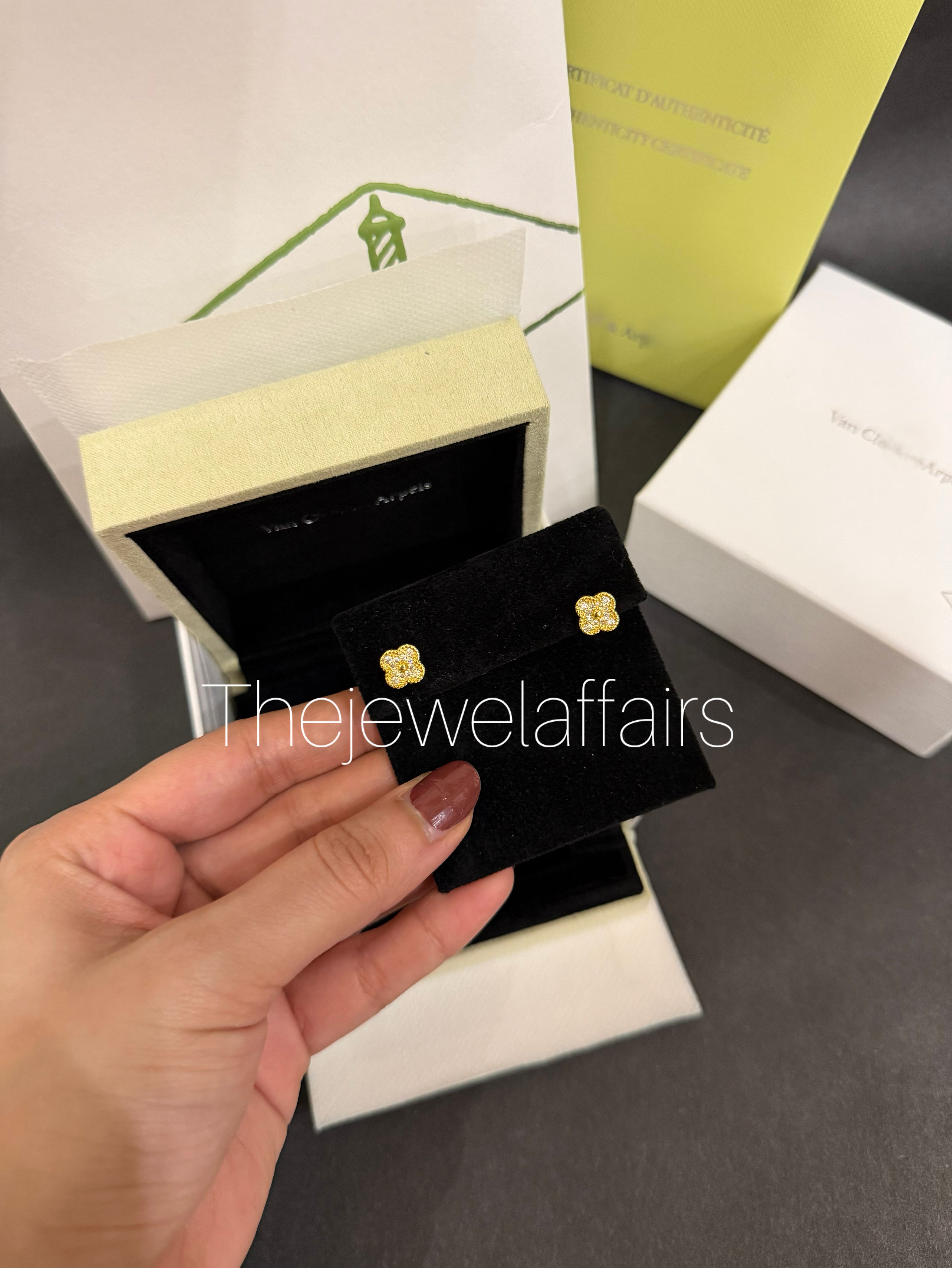 V@ncleef and Arpe!s mini clover studded studs