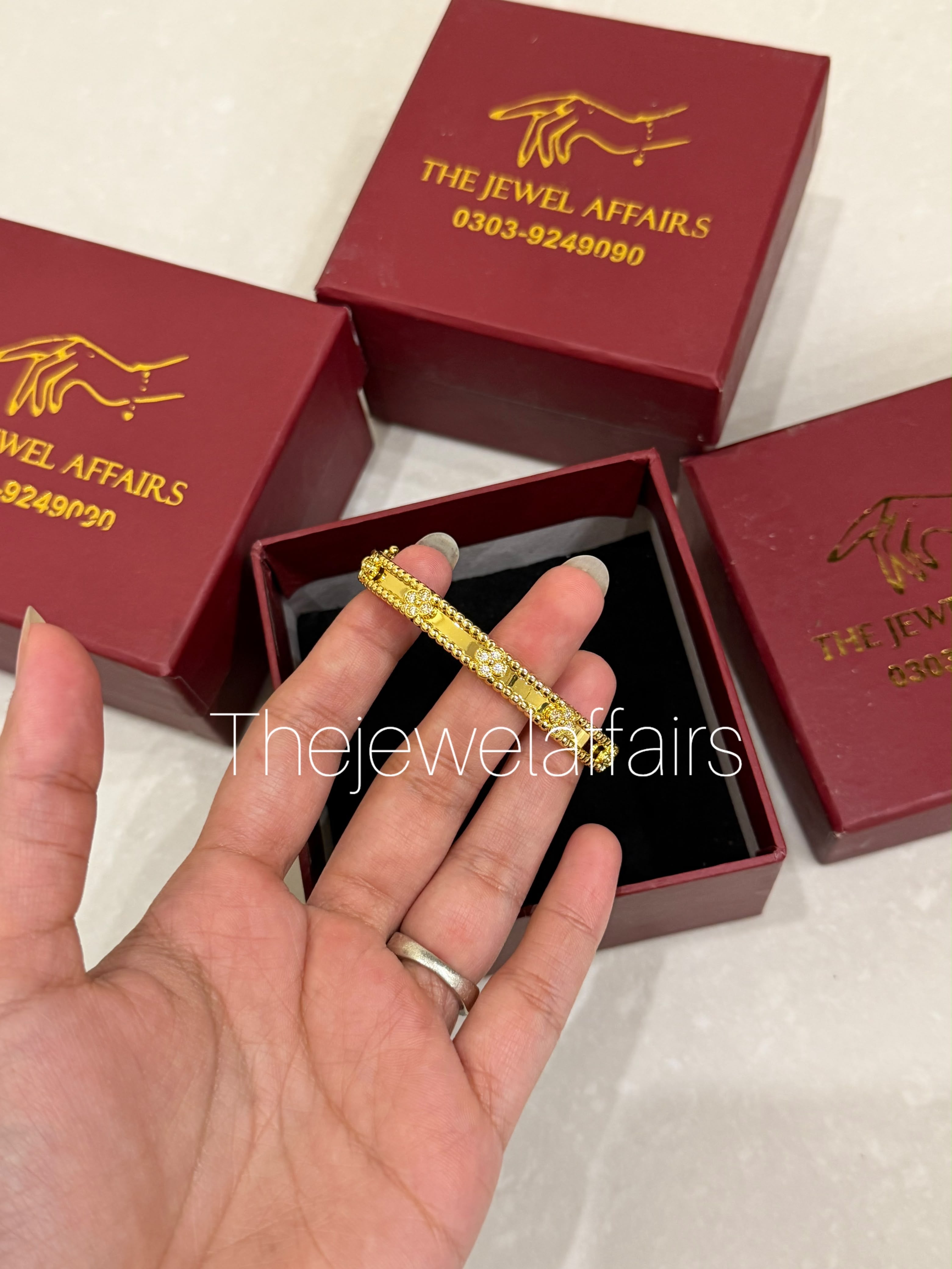 V@ncleef and Arpe!s Perlée Signature Bracelet, small model (yellow gold)