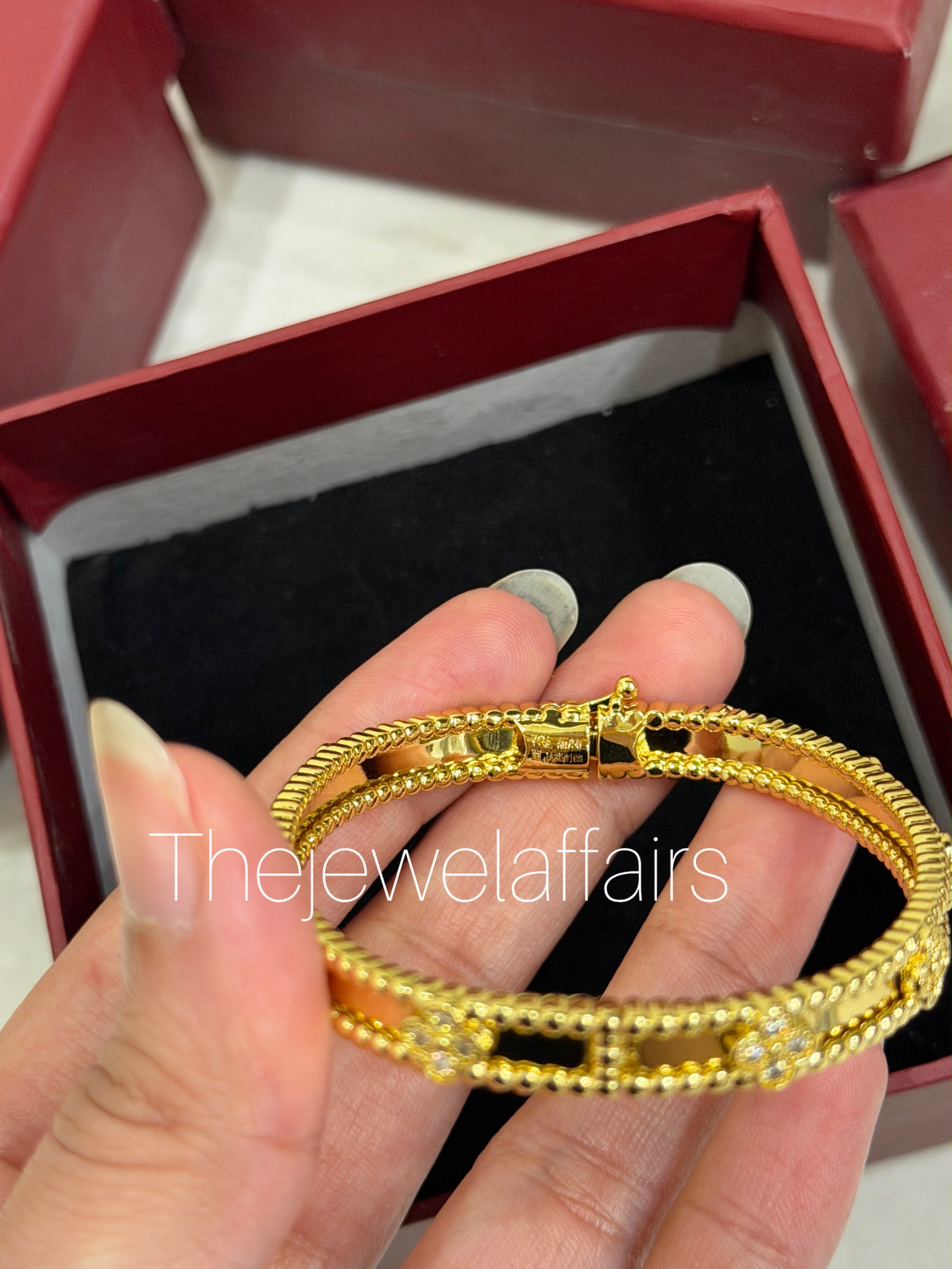 V@ncleef and Arpe!s Perlée Signature Bracelet, small model (yellow gold)