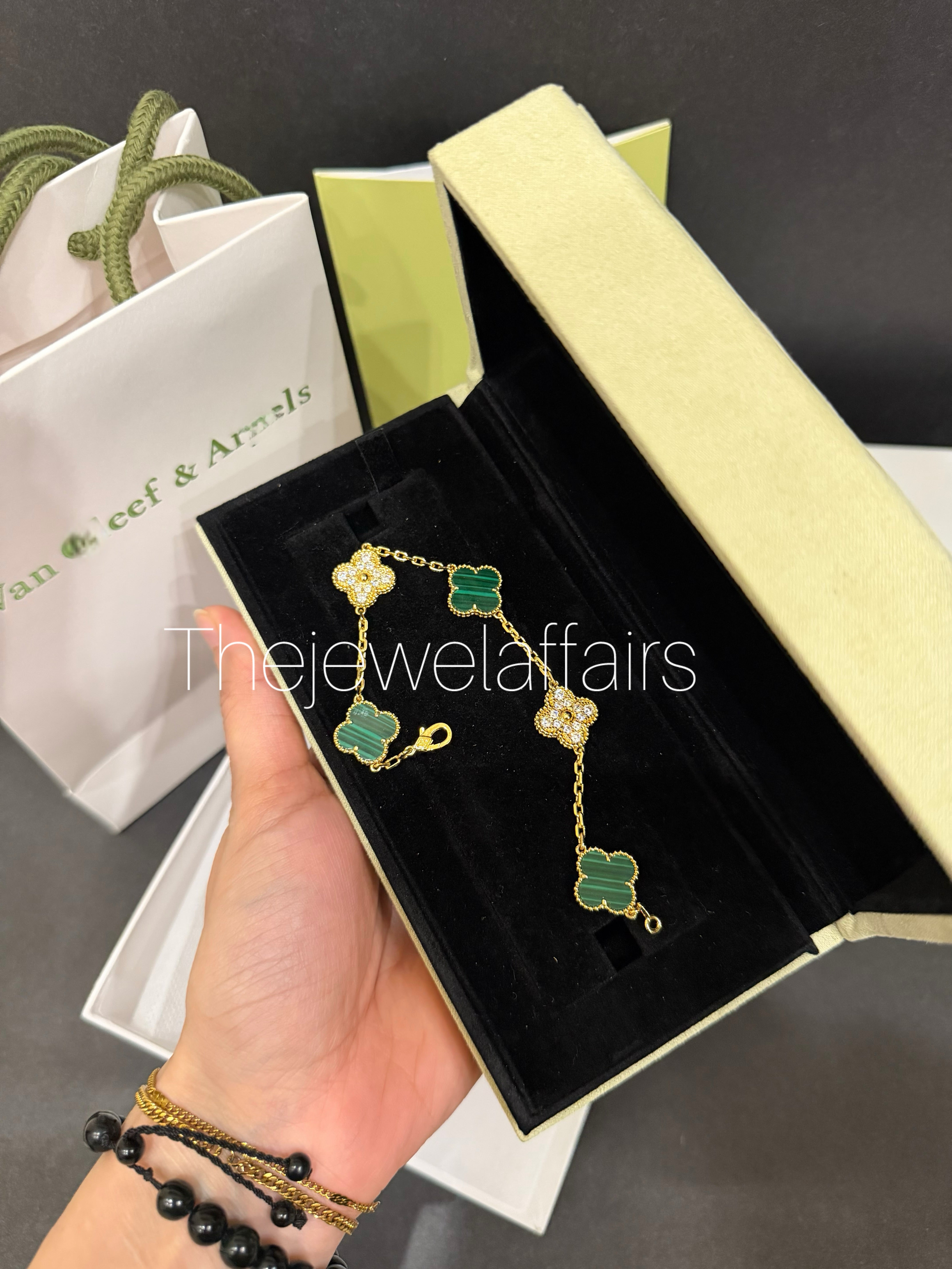 V@ncleef and arpe!s green with gold diamond bracelet