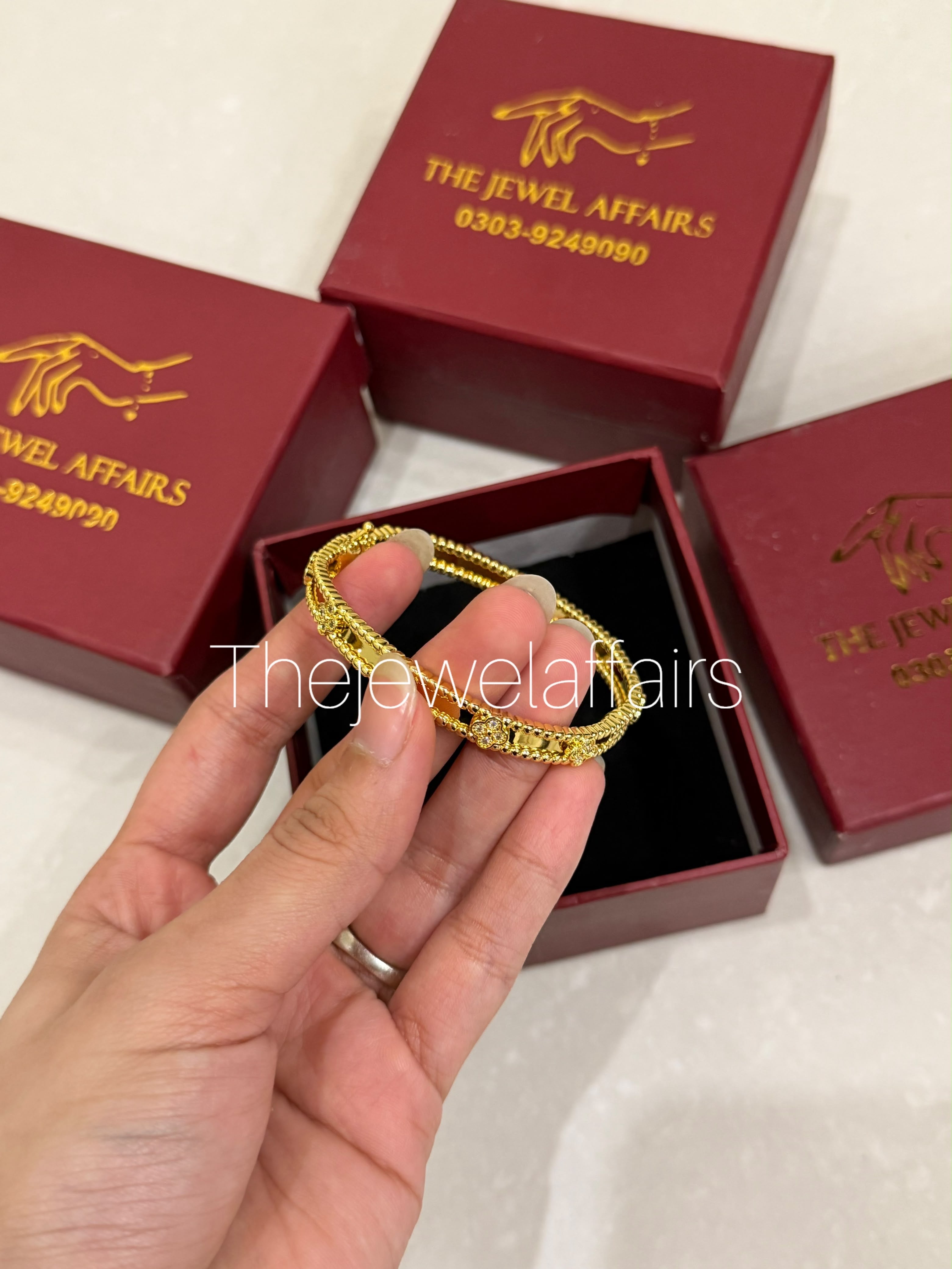 V@ncleef and Arpe!s Perlée Signature Bracelet, small model (yellow gold)