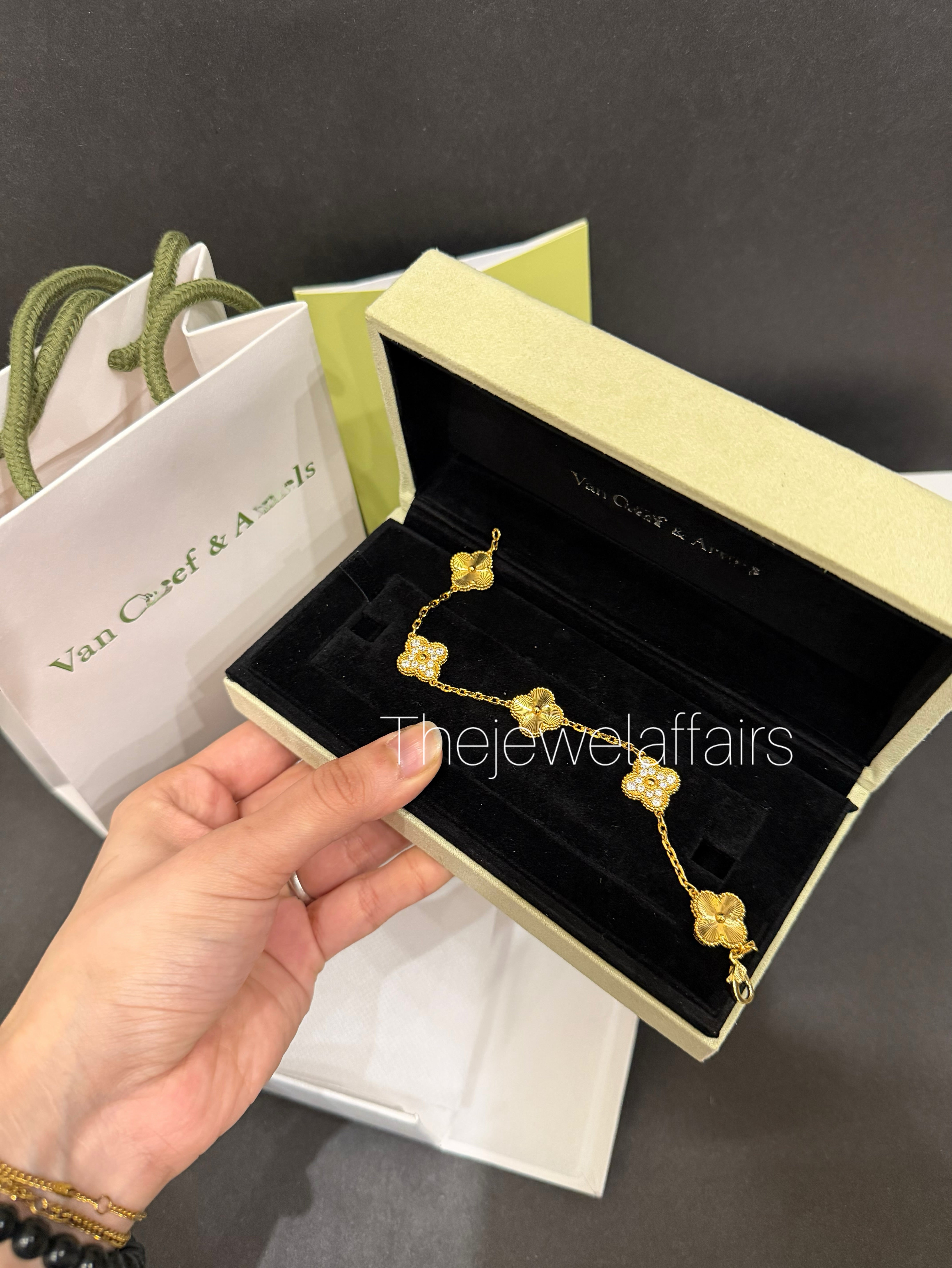 V@ncleef and arpe!s gold with diamonds bracelet